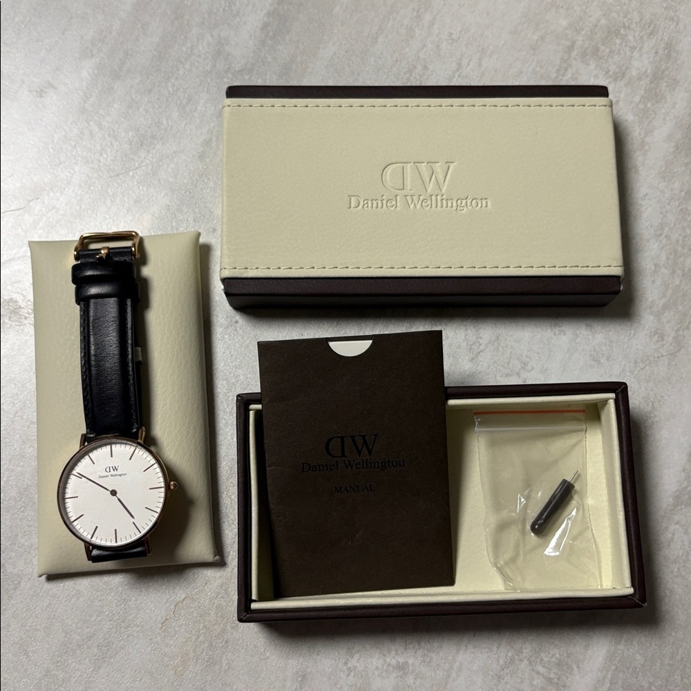 Daniel Wellington black leather rose gold watch preowned (need new battery)